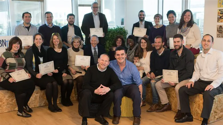 Nefesh B'Nefesh IZI winners with Rabbi Yehoshua Fass