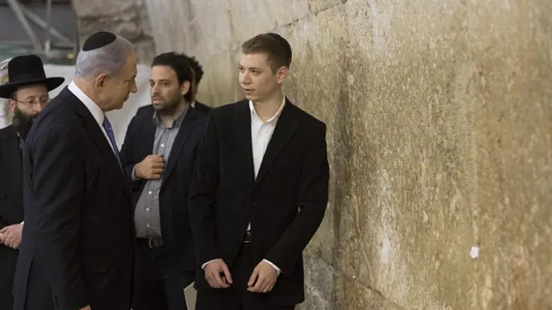 יאיר נתניהו ואביו בכותל
