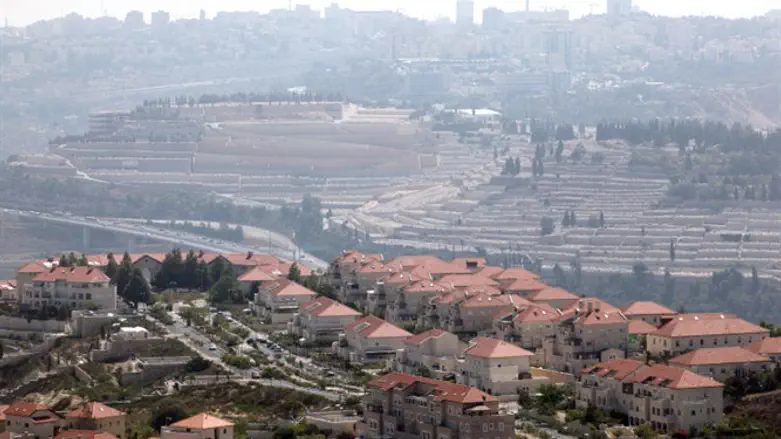 מבשרת ציון על רקע ירושלים