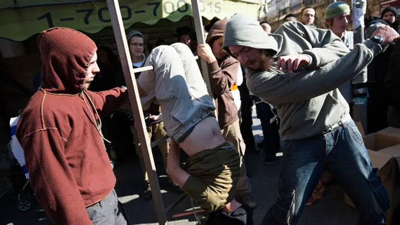 Demonstrating Shin Bet torture techniques