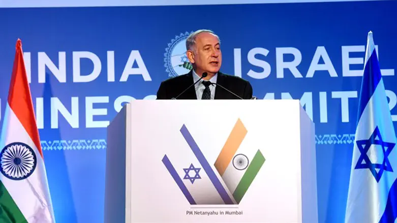 ראש הממשלה נואם בפני אנשי עסקים במומבאי