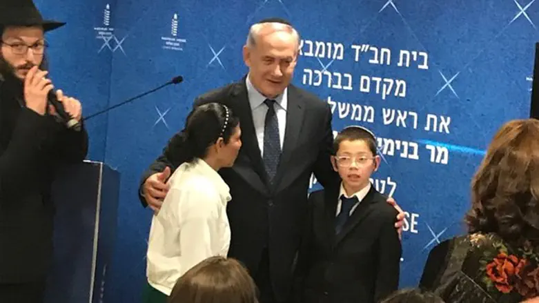 נתניהו עם מוישי הולצברג בביקור בבית חב"ד במומבאי