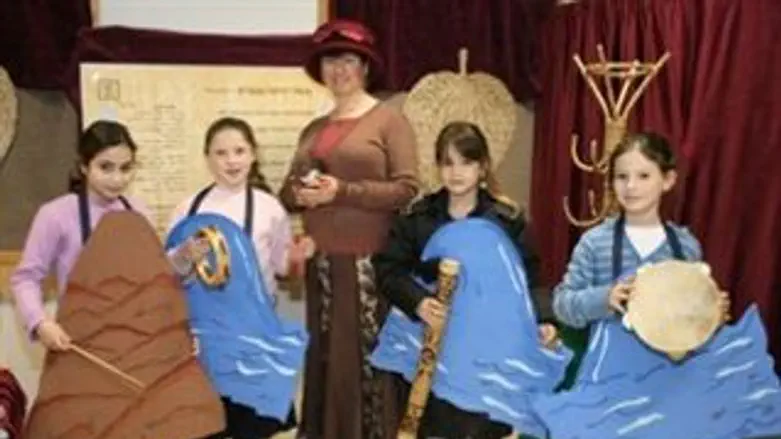 תלמידות בחדר התנ"ך