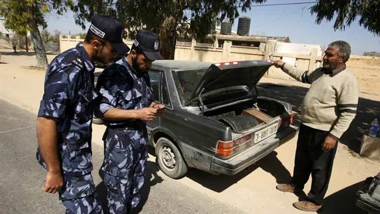 Hamas checkpoint to prevent collaborators from escaping into Israel