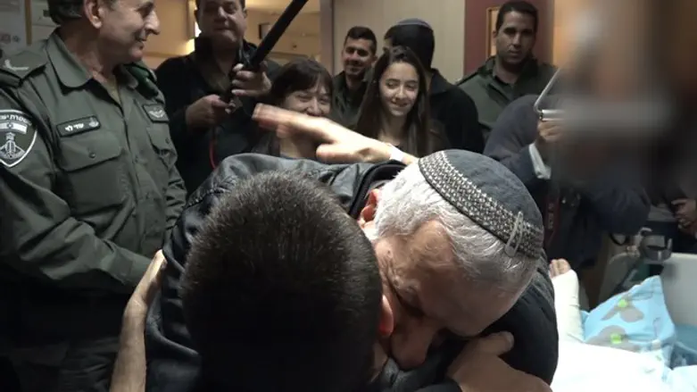 Отец рабби Разиэля Шеваха (הי"ד) обнимает бойца МАГАВ