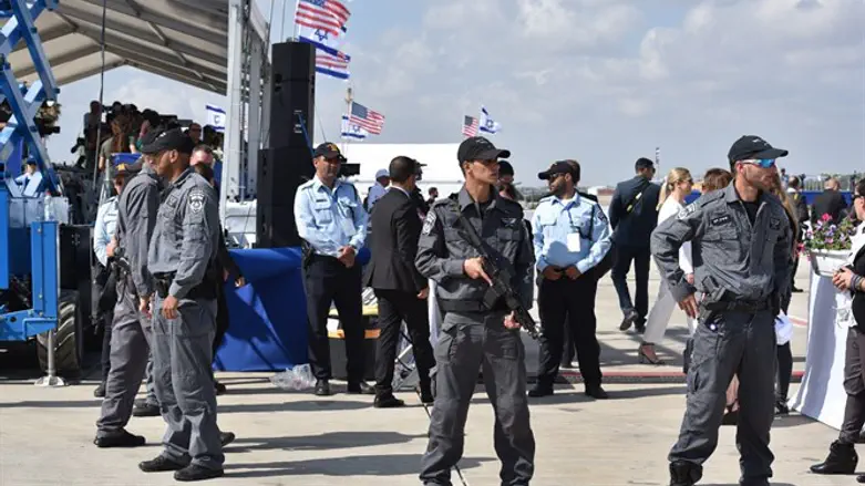 Силы полиции готовятся к визиту Майка Пенса