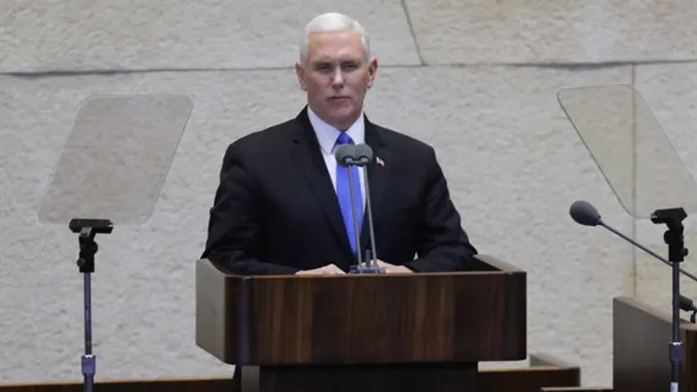 פנס נואם במליאה