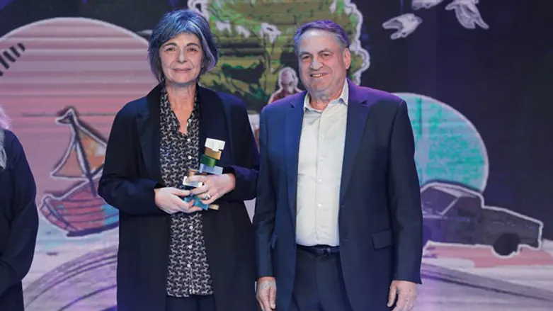 אסתר פלד עם יו"ר מפעל הפיס עוזי דיין