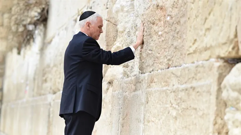 סגן הנשיא מייק פנס בכותל המערבי