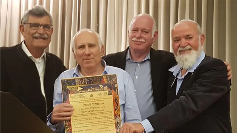 פרופ' רוזנסון עם קבלת האות