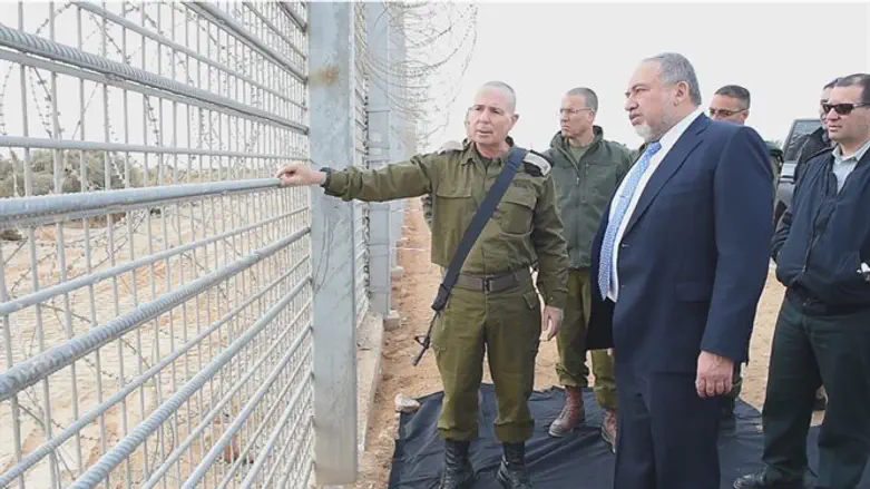 Авигдор Либерман у забора безопасности