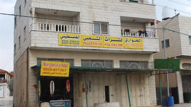 סוחרים באין מפריע. חנות עתיקות בחווארה