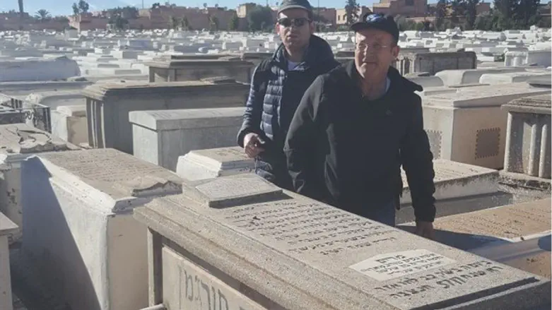 מאיר תורג'מן עולה לקבר סבתו האבוד