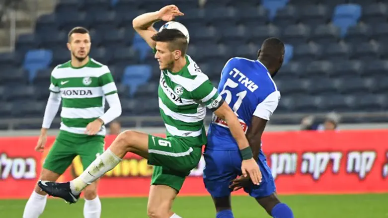 שחקני חיפה ופתח תקווה מחפשים הערב את הכדור