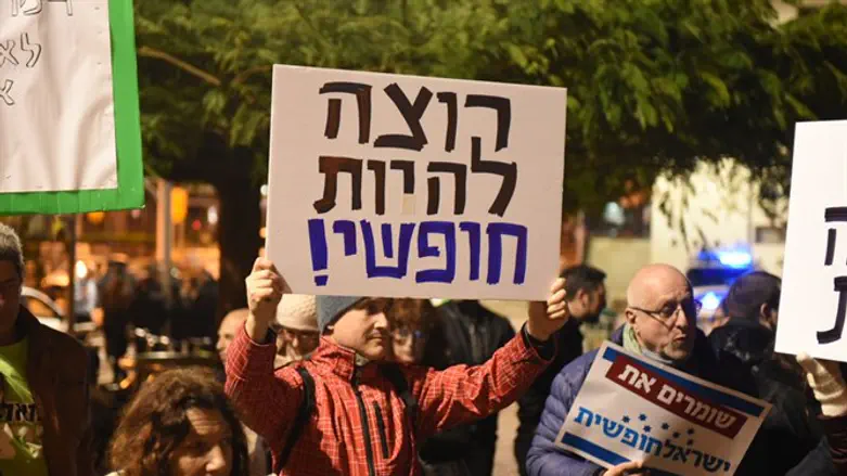 Protest against Supermarket Law (illustration)