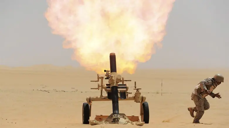 Saudi soldier fires mortar towards Houthi position at Saudi border with Yemen