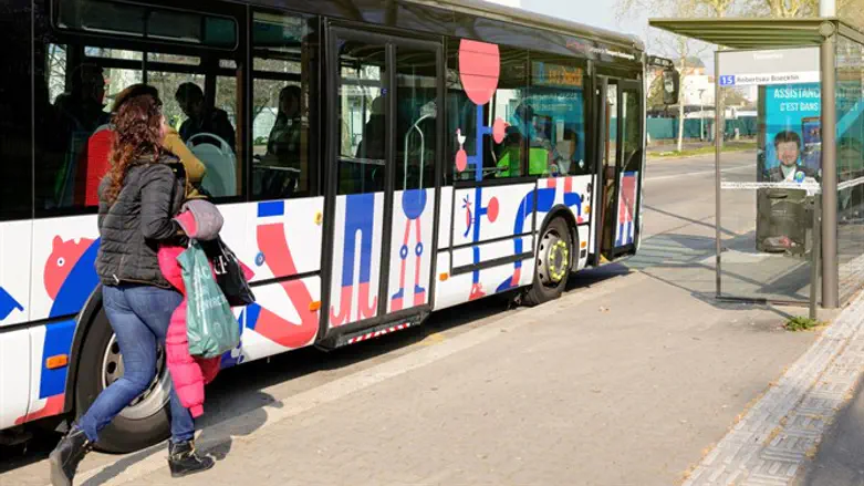 תחנת אוטובוס. אילוסטרציה