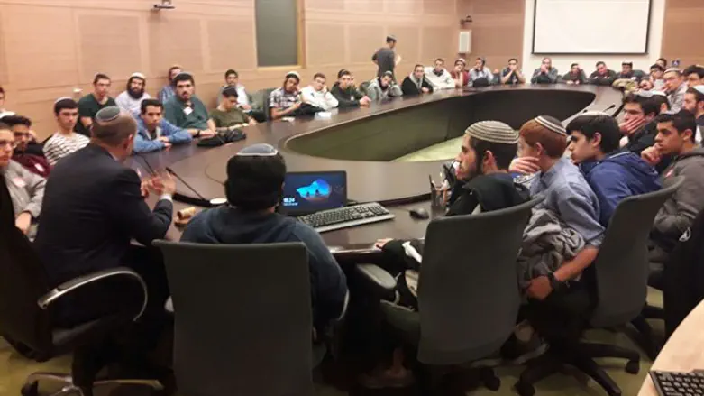 השר בנט עם התלמידים ממצפה יריחו