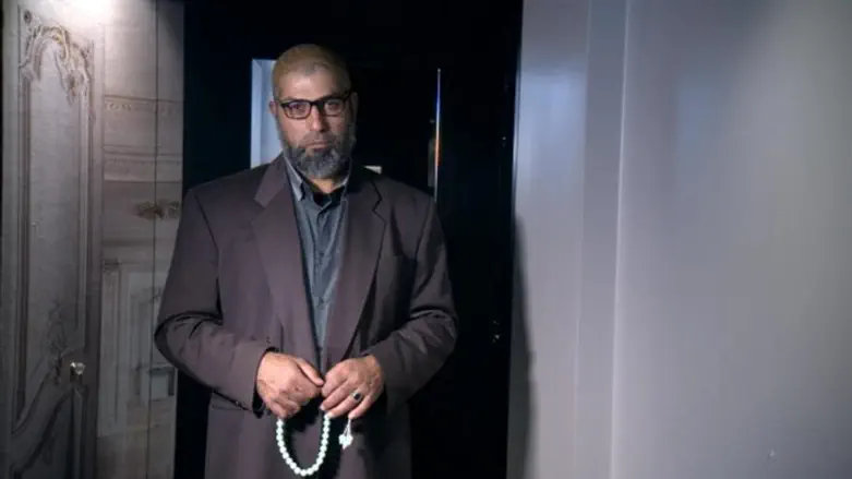 צבי יחזקאלי מחופש לשייח