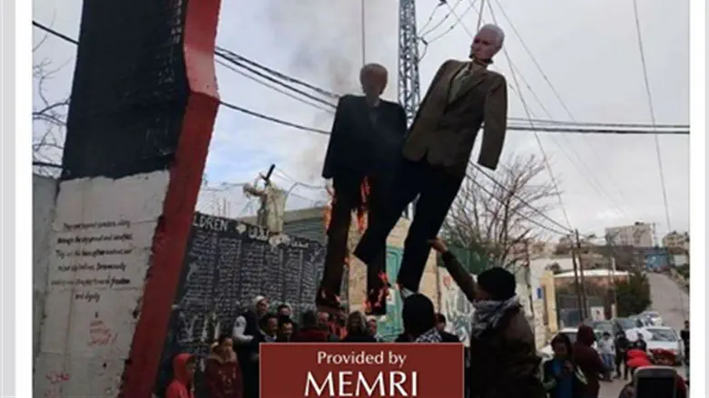 בובות טראמפ ופנס במפגן התלייה