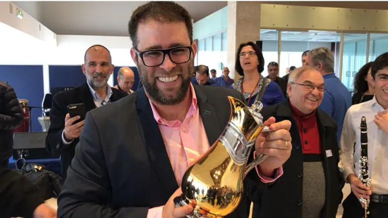 Чемпион Кнессета по нардам Орен Хазан с трофеем за победу