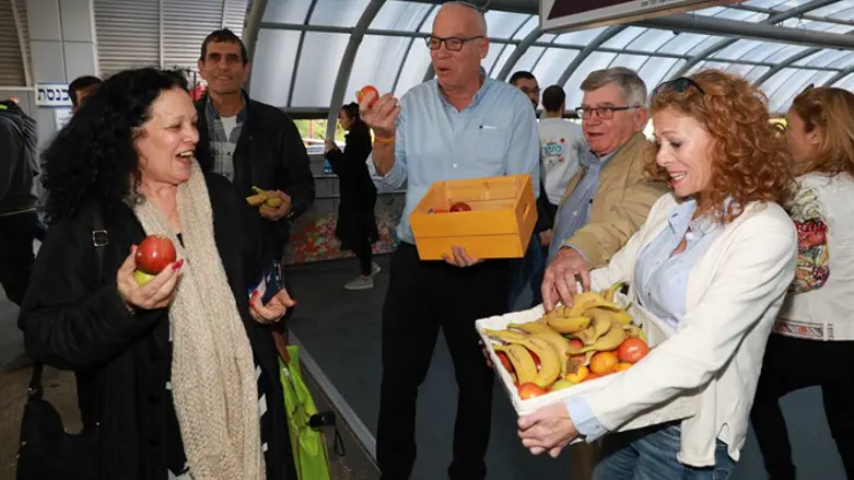 Minister Ariel distributes fresh fruits
