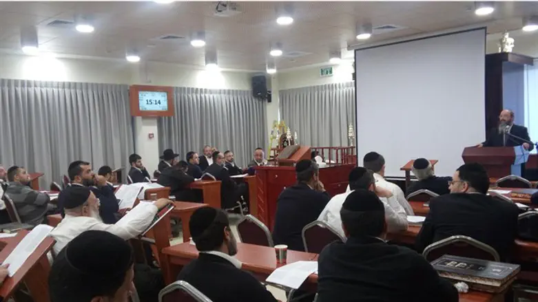 הרב מיכה הלוי בכנס משגיחי כשרות