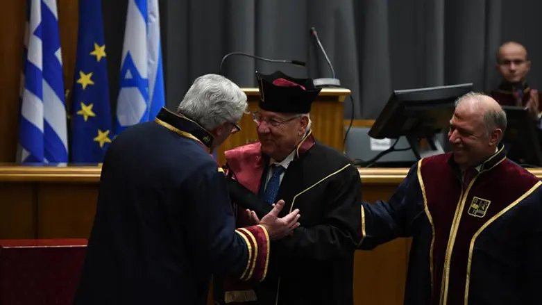 הנשיא מקבל את התואר באוניברסיטת פיראוס