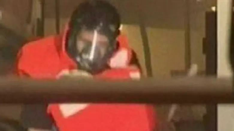 אחד ממשתתפי המשט מתועד כשהוא תוקף חייל צה''ל