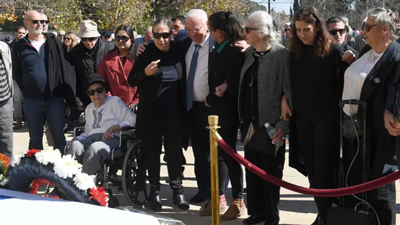 ריבלין עם אלמנתו ובנותיו של חיים גורי