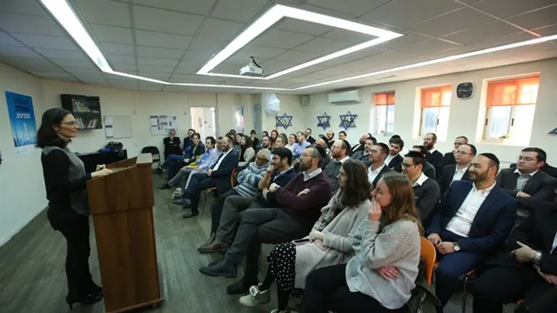 צוק בפני באי הכנס