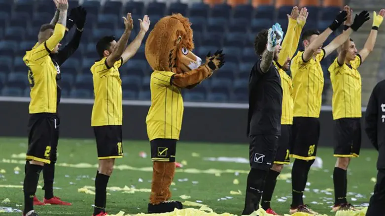 שחקני בית"ר חוגגים אחרי הניצחון