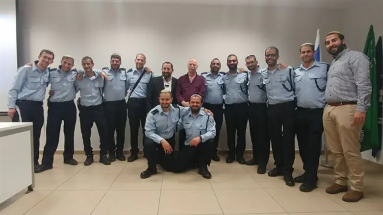 בוגרי הקורס האחרון עם נחי אייל והרב כהן