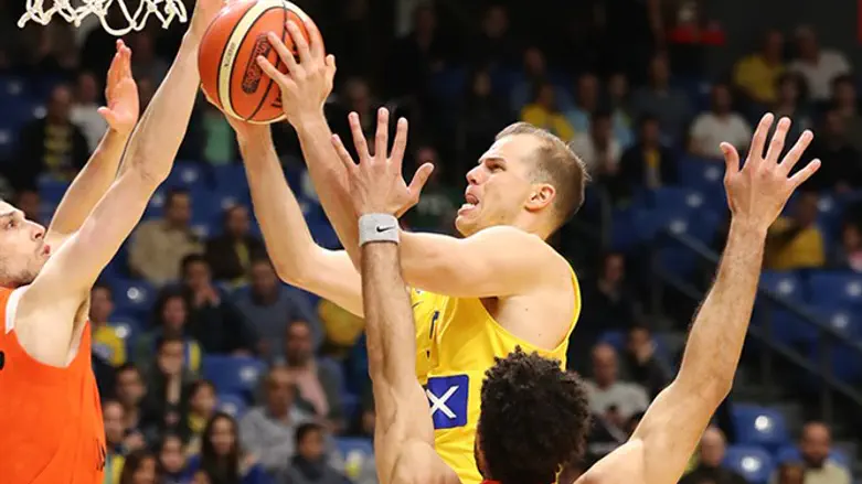 מייקל רול, בדרך לעוד סל מוצלח מול ראשון לציון