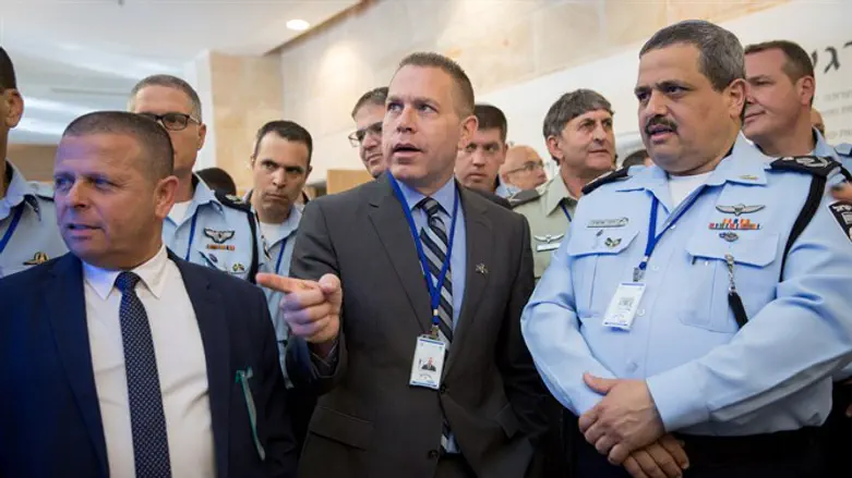 מצדיעים למשטרה