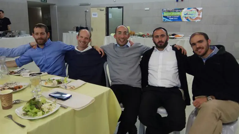 הרב בן גל (במרכז) כפי שצולם בערב צוות שנערך אתמול