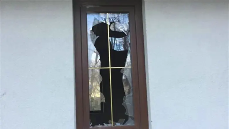 החלון המנופץ במתחם הקבר