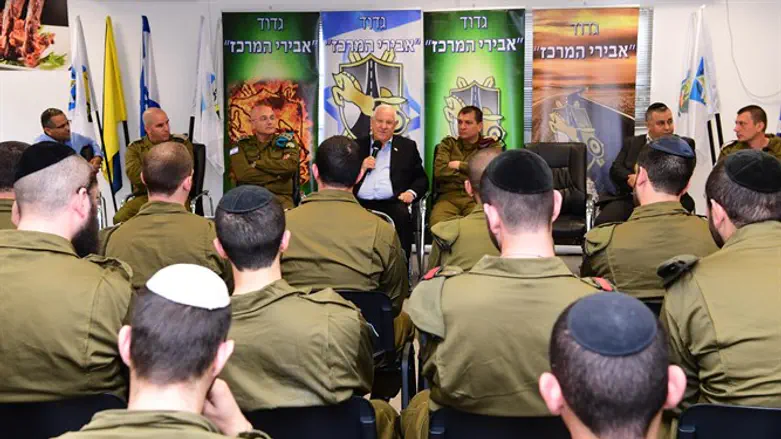 הנשיא עם לוחמי "נצח יהודה"