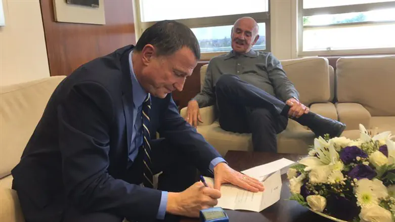 Yaakov Perry (right) submits resignation letter to Knesset Speaker Yuli Edelstein