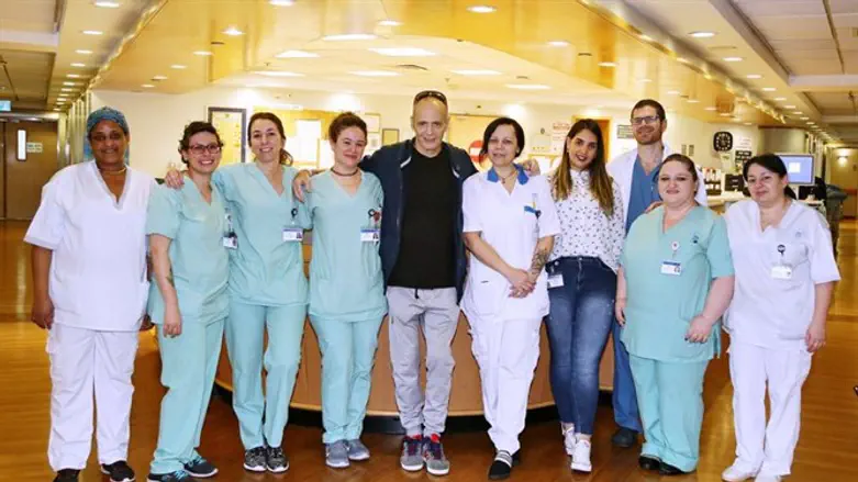 אדם השתחרר מבית החולים