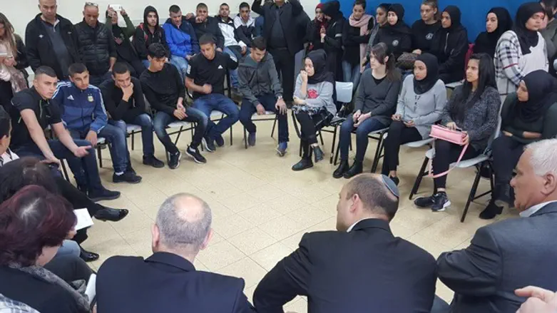 השר בנט משוחח עם התלמידים והמורים בג'לג'וליה