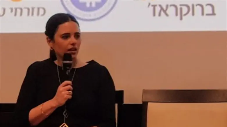 השרה שקד בכנס