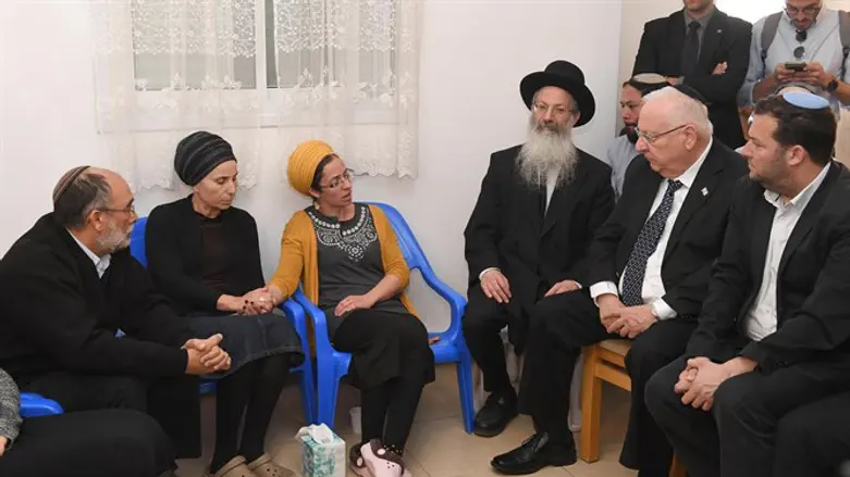 נשיא המדינה בניחום האבלים בבית משפחת בן גל
