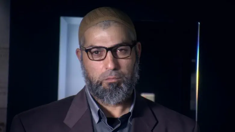 מתינות בתקשורת, ג'יהאד במסגדים. 'בזהות בדויה'