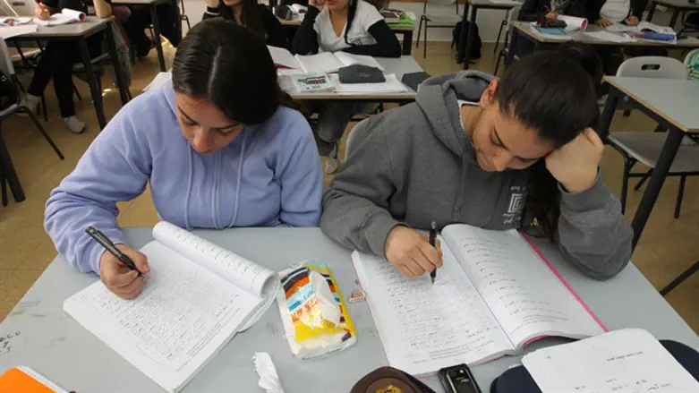 "מלמדים סיסמאות שווא חסרות שחר ופשר". תלמידות בכיתה