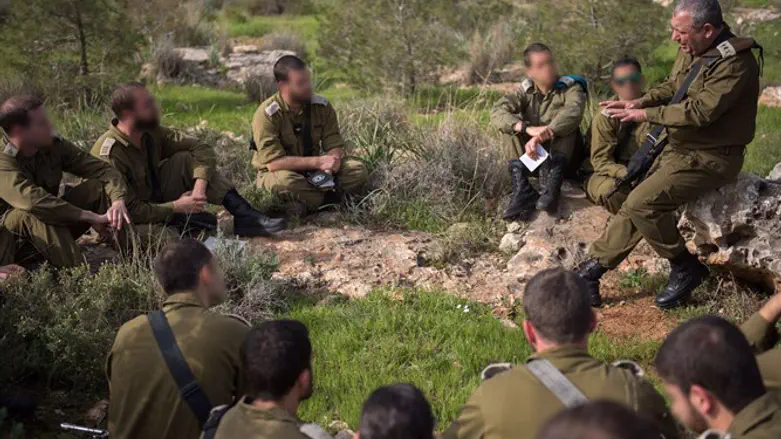 Гади Айзенкот и артиллеристы