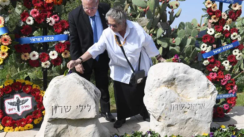 ריבלין ורעייתו בחוות השקמים