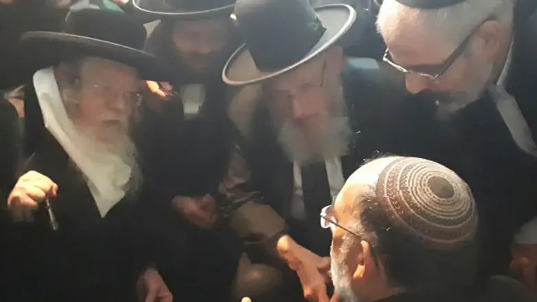 האדמו"ר מקרעטשניף בניחום אבלים אצל הוריו של איתמר בן גל