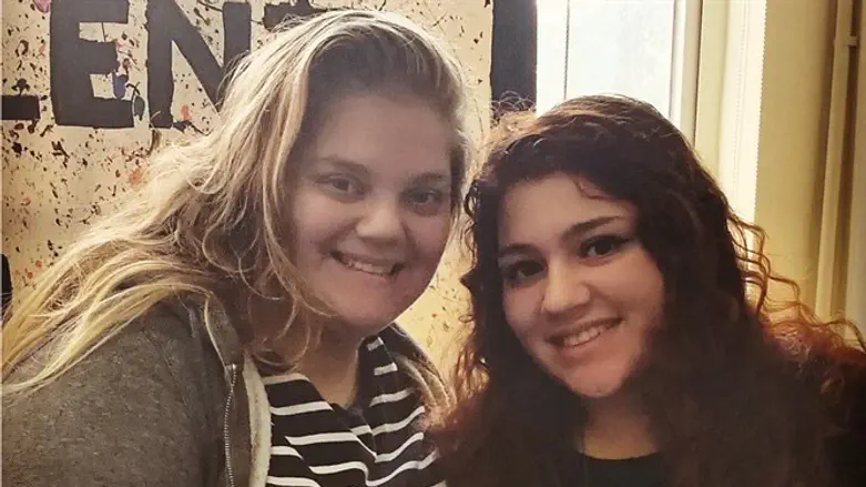 חן ונועה בבית הספר היהודי Elsa High School