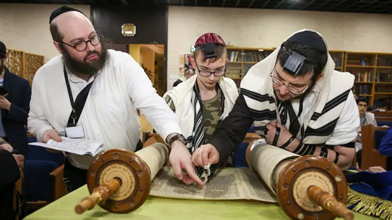 אחד מהנערים שהגיעו לישראל